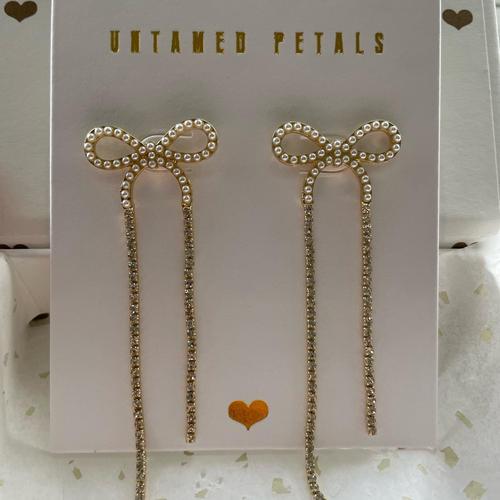 Untamed Petals Pearl Bow  Earrings